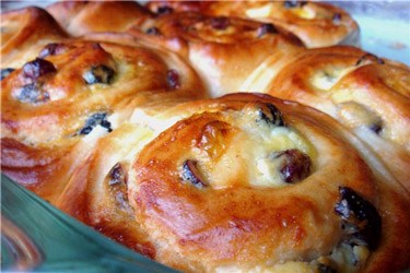 Булочка с изюмом и творогом